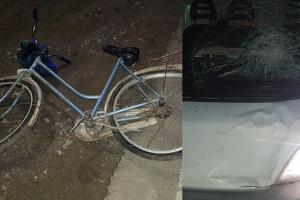 Biciclist spulberat de microbuz pe un drum din Arad. Bărbatul de 66 de ani nu a putut fi salvat