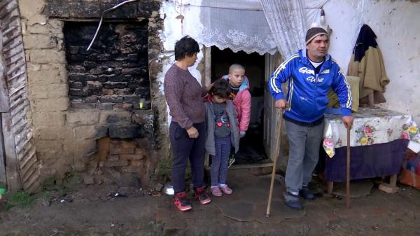 Miracol de Crăciun pentru o familie sărmană din Gorj. Mai mulți tineri au pus mână de la mână pentru a construi o casă