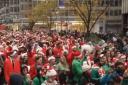 Festivalul SantaCon de la New York a revenit după un an de pauză. Sute de oameni au mărşăluit îmbrăcaţi în Moş Crăciun