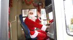 Moş Crăciun a devenit vatmanul unui tramvai din Bucureşti. De aproape 3 ani aduce bucurie copiilor: "Ei zâmbesc, îmi fac cu mâna"