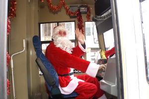 Moş Crăciun a devenit vatmanul unui tramvai din Bucureşti. De aproape 3 ani aduce bucurie copiilor: "Ei zâmbesc, îmi fac cu mâna"