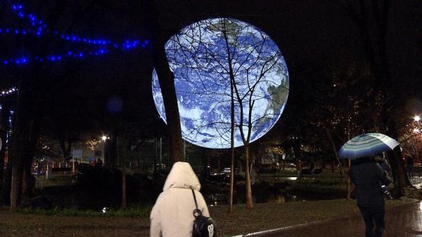 Instalații de lumină spectaculoase în Capitală. Un uriaș glob pământesc a fost amplasat în Parcul Ioanid din București