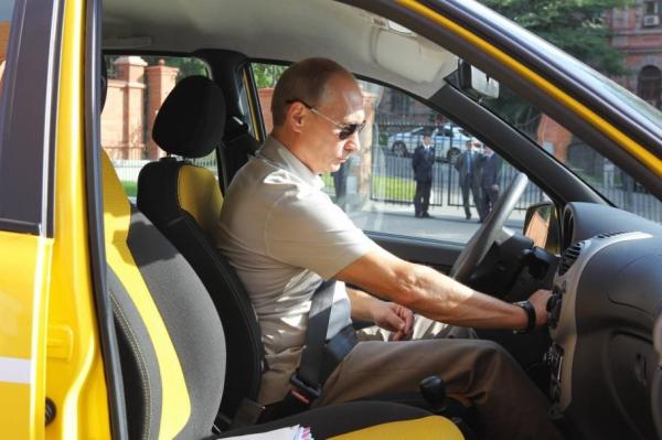 Vladimir Putin a povestit că a lucrat ca taximetrist ca să facă rost de bani: ”E neplăcut să vorbesc despre asta”