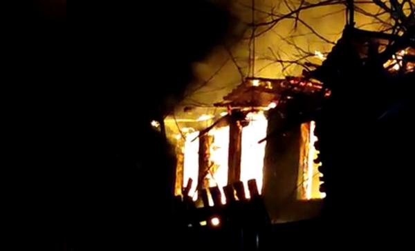 Bătrâni arși de vii la Filipeni, în casa înghiţită de flăcări. Dormeau şi n-au mai putut fi salvaţi