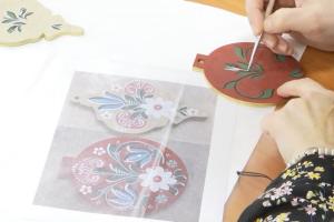 Atelier de creaţie inedit, la Braşov. Cum sunt realizate podoabele pentru brad,  pictate manual cu motive tradiţionale