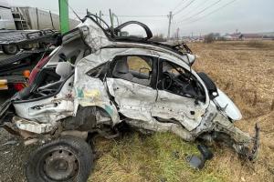 Dezastru pe o șosea din Suceava. O șoferiță a murit în mașina zdrobită de un trailer care transporta autovehicule - VIDEO