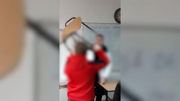 "Ţine-l așa! Ține-l până îți zic eu stop!". Elevul din Timișoara lovit în sala de clasă ar mai fi fost umilit de colegi