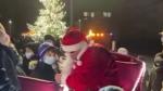 5.000 de lei amendă pentru Moş Crăciun: Un bărbat din Cluj a fost sancţionat în timp ce împărţea cadouri celor mici