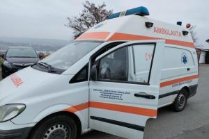 Ambulanţier înjunghiat de un pacient pe targă, în Galați. Bătrânul l-a atacat cu un briceag după ce fusese externat