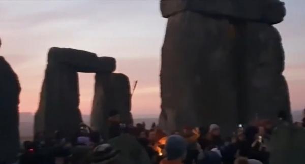 Solstiţiul de Iarnă 2021. Răsărit spectaculos la Stonehenge, după cea mai lungă noapte a anului