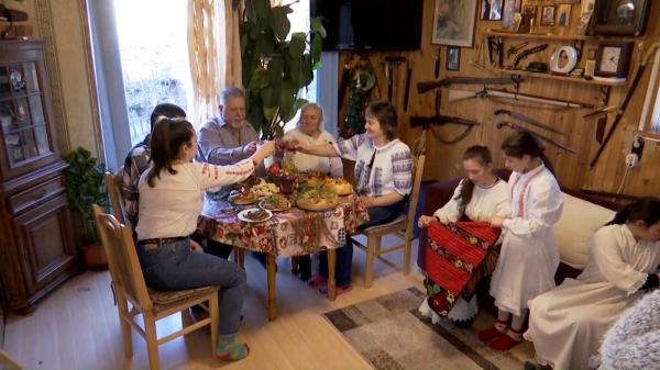 Crăciunul românesc, sărbătorit peste graniţă. Tradiţii şi obiceiuri "ca acasă", într-un sat din Bulgaria