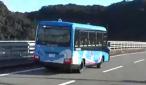 Autobuzul din Japonia care se transformă în tren: Vehiculul poate ajunge în locuri greu accesibile