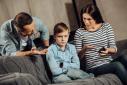 Studiu: Aproape jumătate dintre părinţi folosesc aplicaţii de monitorizare pentru a vedea la ce se uită cei mici pe internet