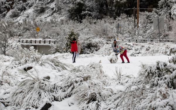 Vreme la extreme: În Alaska sunt 20° Celsius, California e "îngropată" în zăpadă, iar Brazilia se confruntă cu inundații catastrofale