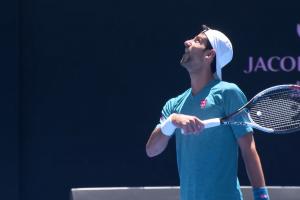 Novak Djokovici, blocat pe aeroport în Australia. Viza lui nu permite scutire pentru nevaccinați. Guvernul refuză să-i ofere sprijin