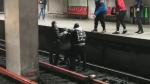 Tentativă de suicid la stația de metrou Izvor: Bărbat scos cu forța de pe șine, chiar din fața trenului