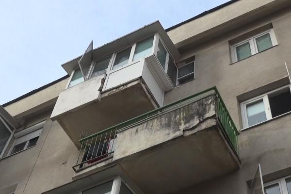 Aruncat de tată de la etajul 4, copilul de 7 ani din Vâlcea a ajuns în brațele mamei sale care era de gardă la spital