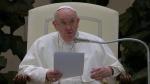 Papa Francisc îi îndeamnă pe oameni să adopte copii şi să nu îşi reverse afecţiunea doar pe animale