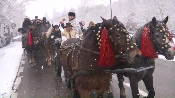 Preot din Bucovina, metodă neobișnuită să-i sfințească pe localnici de Bobotează: a mers prin sat cu un alai de căruțe trase de cai