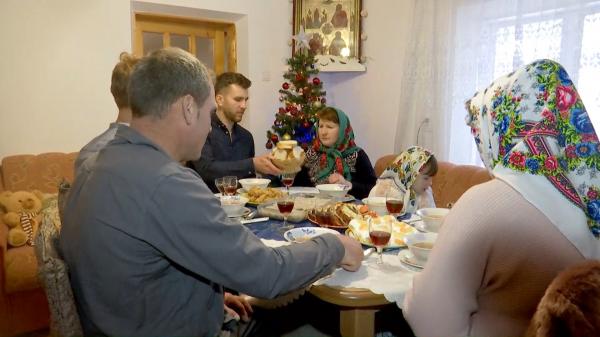 Crăciunul pe rit vechi, sărbătorit de sute de mii de români. Tradiţiile de secole sunt păstrate cu sfinţenie şi azi