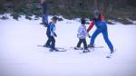 Lecţii de schi pentru copii, în ultimele zile de vacanţă. Tarifele pentru o lecţie standard pornesc de la 60 de lei