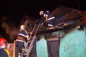Tată şi fiică din Mureş, răniţi grav în incendiul care le-a cuprins locuinţa. Au fost prinşi de flăcări în interiorul casei