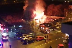 Un incendiu de proporții a distrus o clădire și 9 mașini, la Slatina. În loc să sune la 112, martorii au făcut live pe Facebook