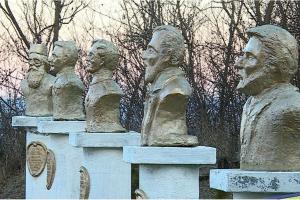 Un ansamblu de peste 40 de sculpturi din Mureş, la un pas de Cartea Recordurilor. Artistul are în plan să mai realizeze alte 20 de lucrări