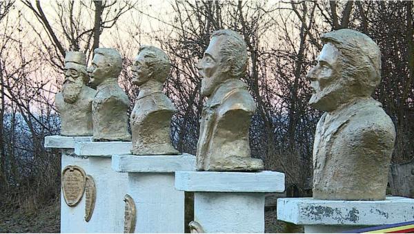 Un ansamblu de peste 40 de sculpturi din Mureş, la un pas de Cartea Recordurilor. Artistul are în plan să mai realizeze alte 20 de lucrări