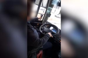 Şofer de STB filmat în timp ce conduce prin traficul bucureştean şi dă "swipe după swipe" pe TikTok