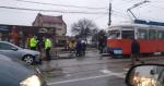 Două tinere din Craiova, duse de urgenţă la spital după ce un şofer a intrat în staţia de tramvai