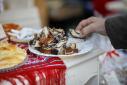 Credincioșii pe rit vechi din Bucovina intră în Noul An cu veselie și bucate alese: De la șorici, vin fiert și cozonaci, la cotlet de mangaliţa, raţă și peşte