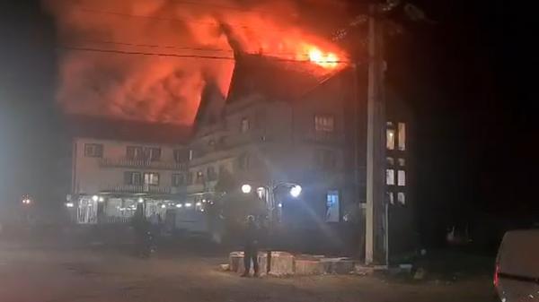 Zeci de oameni au rupt-o la fugă pe scări, după ce un hotel din Rupea a luat foc