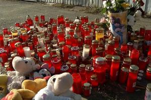 "Mamă, am plecat spre şcoală", ultimele cuvinte ale Raisei. Altar de flori la locul accidentului şi pe treptele şcolii unde învăţa fetiţa ucisă de maşina de poliţie