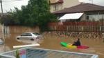 Inundații puternice în Israel. În nordul țării, un bărbat a fost nevoit să se deplaseze cu caiacul