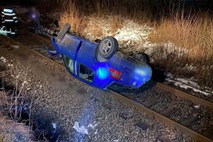 Un adolescent de 16 ani fără permis s-a răsturnat cu maşina pe şinele de cale ferată, în Cluj