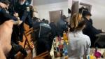 Poliţiştii din Târgu Jiu au intervenit în forţă pentru a stopa o petrecere de apartament: "Au dat cu spray lacrimogen deşi aveam fetiţa în braţe"