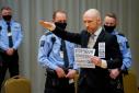 Anders Breivik, teroristul care a ucis 77 de oameni, cere să fie eliberat după 10 ani de închisoare. La tribunal a făcut salutul nazist