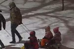 Fulgii mari de zăpadă, prilej de bucurie pentru copii. În Târgu Mureş, au ieşit în număr mare să se dea cu săniile