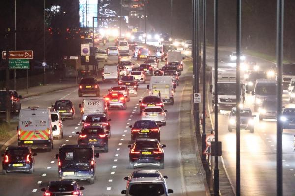 Şoferii plătesc preţul poluării. Londra vrea să introducă taxa pe milă parcursă