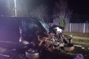 O persoană a murit şi alta a ajuns la spital, după ce maşina în care se afla s-a izbit violent de un alt autoturism în Mehedinţi