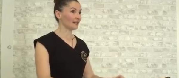 Gimnastică pentru bolile pandemiei. O instructoare din Braşov ţine cursuri online pentru cei afectaţi de statul la birou