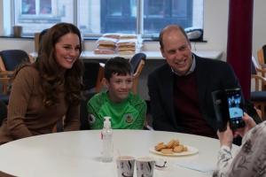 Momente emoţionante cu Ducii de Cambridge: Prinţul William şi Kate au alinat durerea unui copil care a rămas orfan de mamă