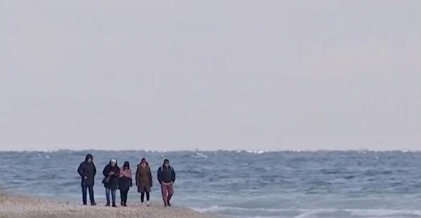 Mii de români au ales să-şi petreacă minivacanța la malul mării, în ciuda temperaturilor sub limita îngheţului