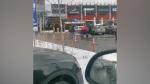Doi şoferi şi-au împărţit pumni şi picioare din cauza unui loc de parcare, la un mall din Cluj