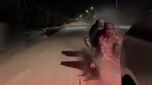 Trei tineri s-au filmat sfidând moartea pentru aprecieri pe Tik Tok. Sania trasă de maşină cu 140 km/h a scos scântei pe şosea