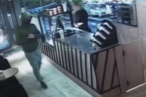 Jaf armat la o cafenea din Suceava. Un tânăr a amenințat vânzătoarea cu pistolul și a golit de bani casa de marcat