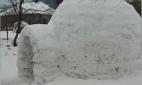 Imagini inedite: Un clujean îndrăgostit de Polul Nord şi-a făcut propriul iglu din zăpadă, în curtea casei