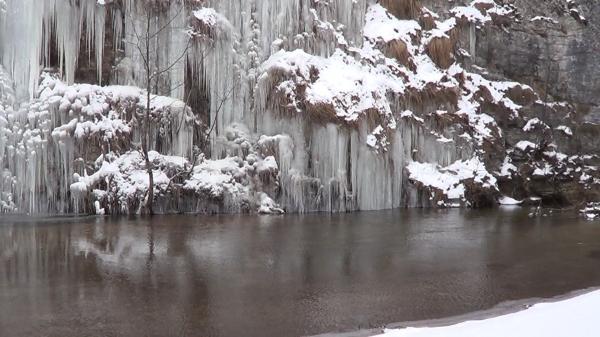Cascade din România, transformate în cortine de gheaţă. Feerie de iarnă: podoabele naturii taie răsuflarea turiştilor