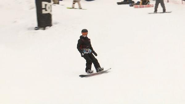 Campionatul Mondial de Snowboard, organizat pe pârtia Şuior din Mureş. Printre participanţi şi un băiat de 13 ani, campion mondial la ediţia din 2021